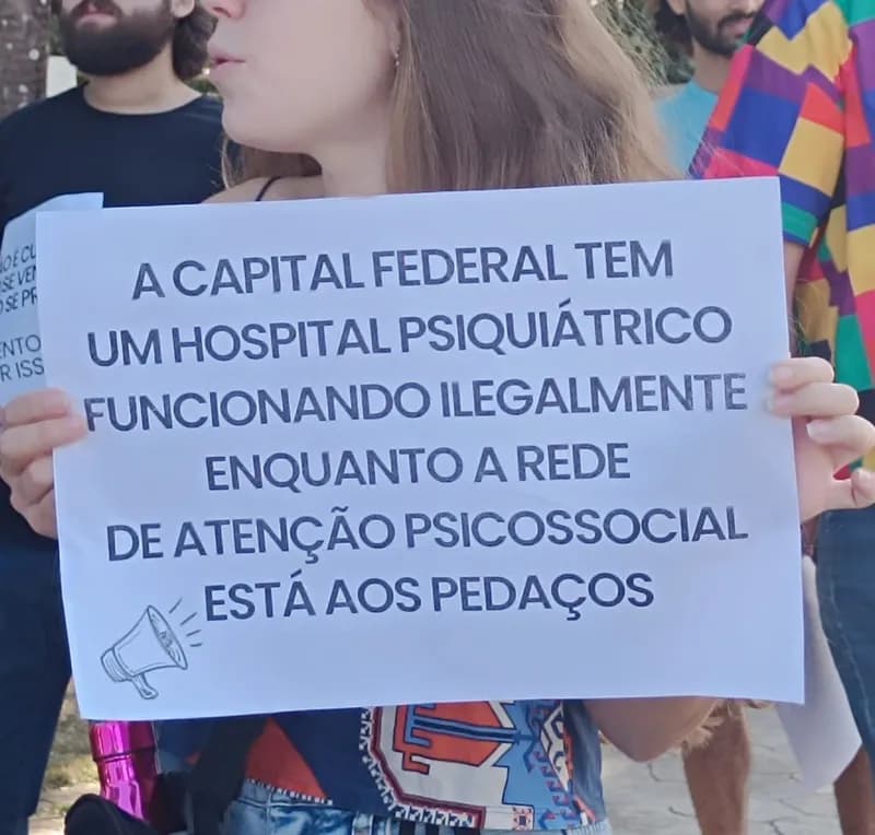 Imagem de fundo da matéria "Devemos fechar o manicômio se temos poucos serviços e uma rede insuficiente?"